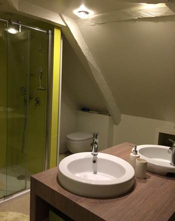 25_ Détail de la salle de bain
