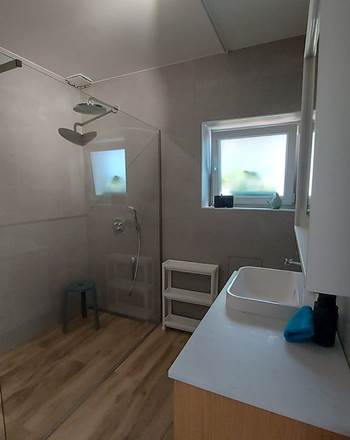 ruime badkamer voorzien van comfort