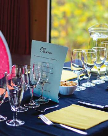 Les tables du train restaurant - Photo C. Deruelle