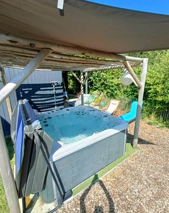 salon avec vue sur le jardin privé