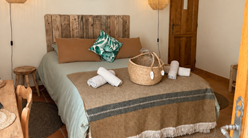 "Chambre Terre d'Ombre naturelle - Une atmosphère chaleureuse où bois, fibres naturelles et touches végétales composent un univers doux et singulier."
