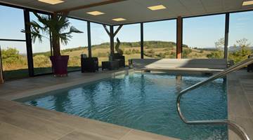 Piscine intérieur chauffée avec vue sur la vallée