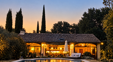 "La Suite de l'Orangerie au crépuscule, entre lumière, piscine et douceur provençal"