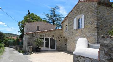 gîte de groupe avec piscine au domaine Montloubier à Villeneuve de berg en ardèche et Rhône alpes  2 à 9 personnes