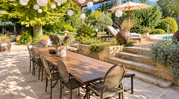 "Terrasse de l'Orangerie - Grande Table à l'ombre des lanternes, face au jardin et à la piscine"
