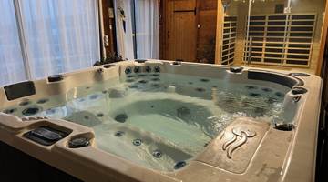 Espace bien-être dans véranda avec Spa (6 places) et Sauna