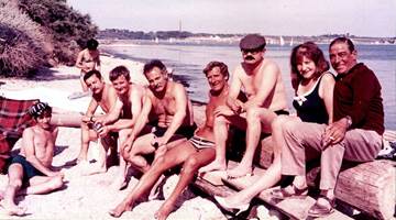 Georges Brassens entouré de ses amis