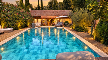 "La Suite de l'Orangerie au crépuscule, entre lumière, piscine et douceur provençal"