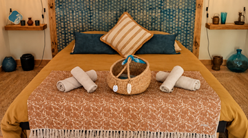 "Bleu de Céruléum - une chambre aux nuances profondes, où matières naturelles, touches artistiques et douceur provençale composent une atmosphère singulière"