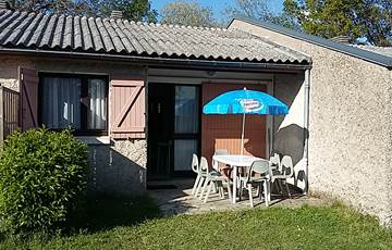 Gîte 7 personnes-vue de l'extérieur et terrasse