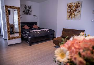 Chambre 1 Lit et Fleurs