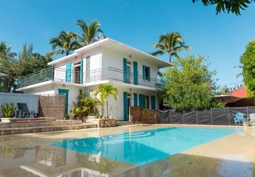 Vue sur la villa et sa piscine miroir