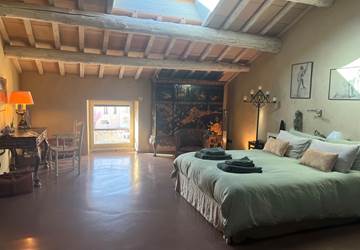 très grande chambre vue sur le jardin de curé village provençale