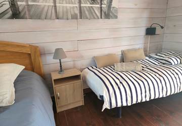 jolie chambre avec 2 lits