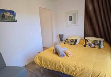 La chambre avec un grand lit en 160cm et un canapé lit d'appoint