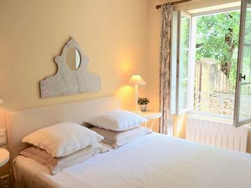 Chambre Acanthe en rez de jardin aux chambres d'hôtes la Rougeanne près de Carcassonne dans l'Aude