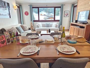 Grand séjour cuisine avec vue dégagée sur les montagnes