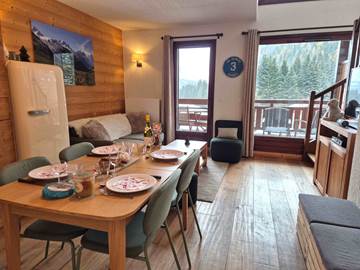 Grand séjour cuisine avec vue dégagée sur les montagnes