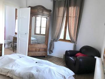 Chambre Candide - Armoire de rangement - Fauteuil club - Vue sur le parc