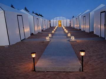 Chemin au milieu du camp