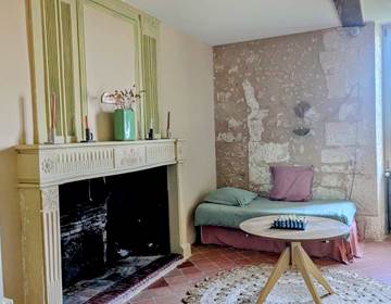 Salon avec couchage d'appoint