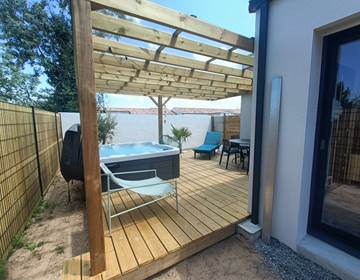 terrasse couverte  avec spa privatif