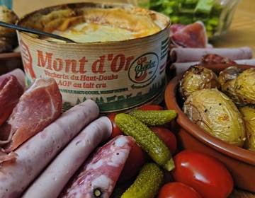mont-dor-charcuterie-diner-la-girouardiere-la-fleche.jpg