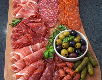 Planche avec charcuterie
