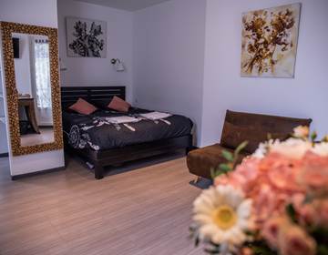 Chambre 1 Lit et Fleurs
