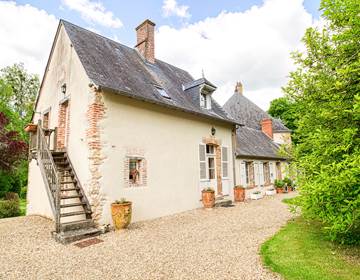 chambre-1er-etage-de-l-annexe-acces-indépendant-escalier-exterieur