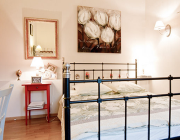Chambre double confort, lit 160, bureau, Tv, wifi,  climatisation,  sdb et w.c privatifs en face la chambre. Salon détente en face la chambre avec plateau de courtoisie, bouilloire, micro-ondes.