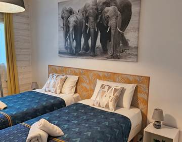 Chambre avec deux lits simples pour enfants dans une suite familiale près du Zoo de La Flèche