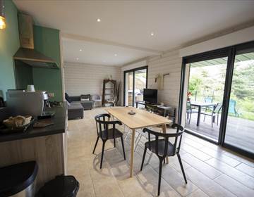 Le Chalet - pièce de vie ouverte, circulation fluide, espace fonctionnel et grandes baies vitrées avec vue sur le lac de Serre-Ponçon