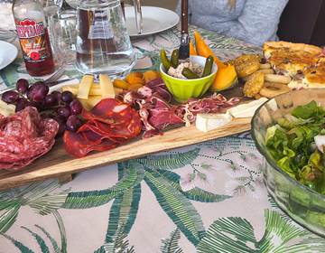 Planche dînatoire généreuse à partager au bord de la piscine ou en terrasse