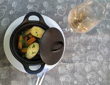 Marmite de viande avec les légumes de saison