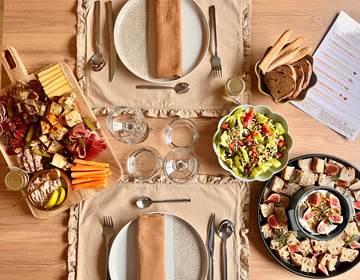 Exemple d'apéritif dinatoire : Une planche avec produits du terroir,  un plat chaud à partager (exemple camembert rôti aux saveurs cantaloues)
