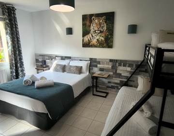Chambre familiale haut de gamme avec lit double et couchages enfants près du Zoo de La Flèche