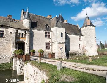 Entrée du château de Chémery par un ancien pont livis 