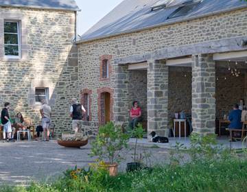 Séminaire Préau Espace extérieur couvert avec un chien