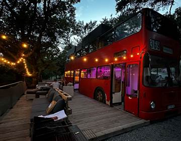 Le Bus insolite - ambiance de nuit chaleureuse pour une parenthèse enchantée  au pied des montagnes et face au lac de Serre-Ponçon