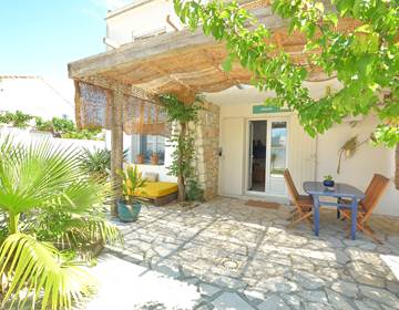 villa-les-salines-flamant-location-appartement-maison-vacances-grau-du-roi-jardin-proche-plage