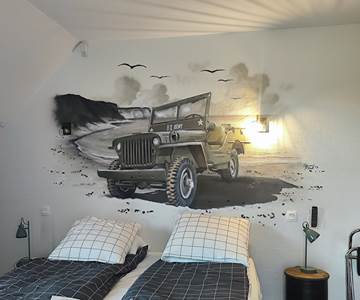 le-sherman-chambre-easy-red-jeep-1944-décoration-d-day-vintage-salle-de-bain-et-toilettes-séparées