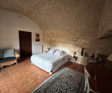 La cahambre est située dans un ancien four à pain lit double 160