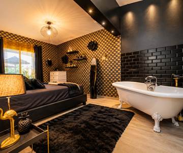 Chambre élégante avec un accès direct sur la piscine