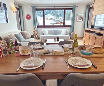 Grand séjour cuisine avec vue dégagée sur les montagnes