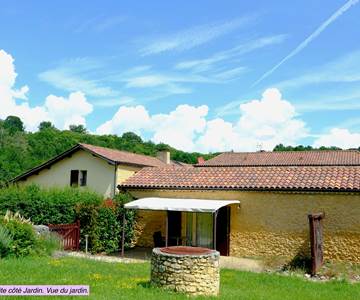 DOMAINE DU CHAMP DE L'HOSTE - chambres d'hôtes à Larzac 24170 - Dordogne - location suite côté jardin - location maison de vacances -
