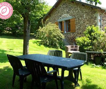 Gîte Antoine : à l'ombre des grands chênes qui abritent oiseaux et écureuils.
