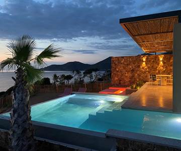 piscine la nuit