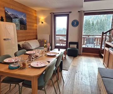 Grand séjour cuisine avec vue dégagée sur les montagnes