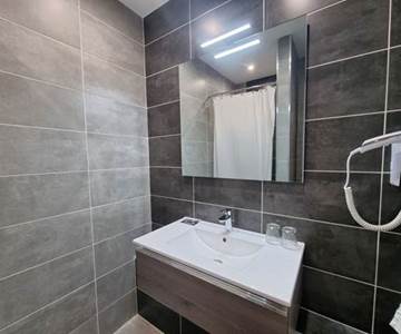 Hotel Ambeille salle de bain douche 2